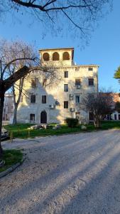 an old building on the side of a road at City Center Lodge in Pula