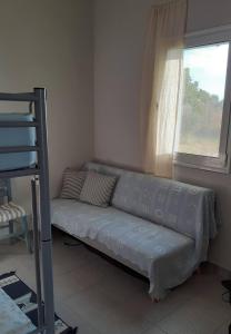 un sofá en una habitación con ventana en Seaside resort / Lemnos 