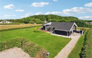 eine Luftansicht eines Hauses mit einem großen Hof in der Unterkunft Lovely Home In Rudkbing With Wifi in Spodsbjerg