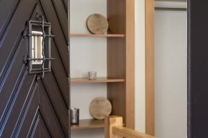 eine Tür mit einem Regal dahinter neben einem Zimmer in der Unterkunft Chalet Casita in Engelberg