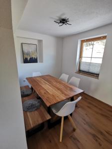 a dining room with a wooden table and chairs at Appartement Sonnenrot in Sankt Lorenzen ob Murau
