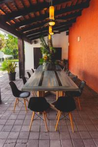 Une table et des chaises en bois sont disponibles sur la terrasse. dans l'établissement Casa en Zona Centro, Campeche., à Campeche