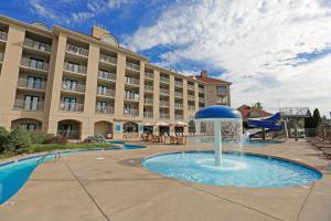 a hotel with a fountain in the middle of a pool at Music Road Resort Hotel and Inn in Pigeon Forge