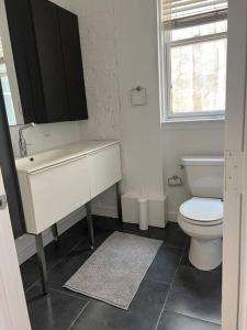bagno con lavandino, servizi igienici e finestra di 3-Bedroom House with Cute Patio Explore DC on Foot a Washington
