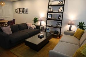 un soggiorno con divano e tavolino da caffè di 3-Bedroom House with Cute Patio Explore DC on Foot a Washington