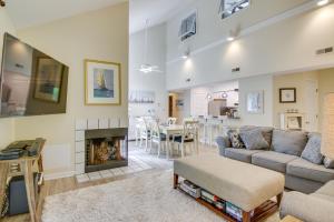 Χώρος καθιστικού στο 1 Mi to Beach Sea Colony Condo with Balcony!