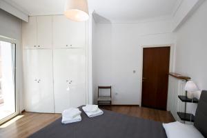 A bed or beds in a room at Harmony Apartment Kavala