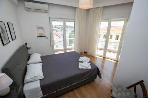 A bed or beds in a room at Harmony Apartment Kavala