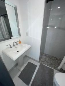 bagno bianco con lavandino e doccia di room & private bathroom a Boca Raton
