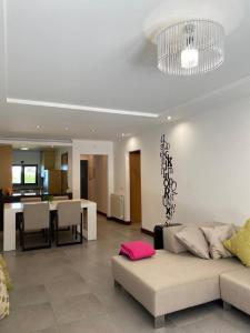 Η κουζίνα ή μικρή κουζίνα στο Sunset House With Seaview & Terrace by Vacationy