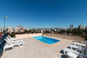 Bazén v ubytování Hotel Flat Petras Residence nebo v jeho okolí