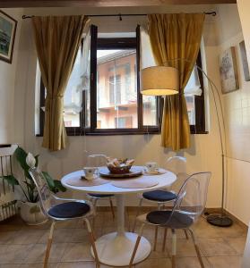 einen Tisch und Stühle in einem Zimmer mit Fenster in der Unterkunft Casa Varenne in Stropino