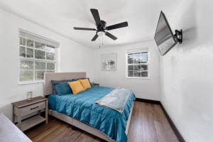 Schlafzimmer mit einem Bett und einem Deckenventilator in der Unterkunft Spacious 4-BR Home, 7 miles to TIAA Bank Field in Jacksonville
