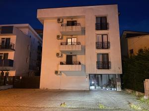 ein Gebäude mit Balkonen an der Seite in der Unterkunft Family Time Apartment Mamaia Nord in Mamaia Nord – Năvodari
