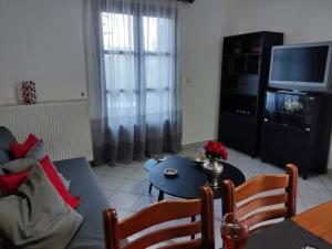 a living room with a couch and a table at Cozy Mountain View in Glossa