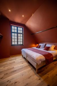 Un dormitorio con una cama grande y una ventana en Guest House La Civière d'or, en Brujas