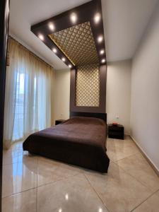 カヴァラにあるKavala Lux Apartmentのベッドルーム(ベッド1台、大きな鏡付)