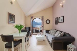 sala de estar con sofá y mesa en Apartments Djuranovic, en Kotor