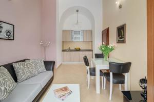 - un salon avec un canapé et une table dans l'établissement Apartments Djuranovic, à Kotor