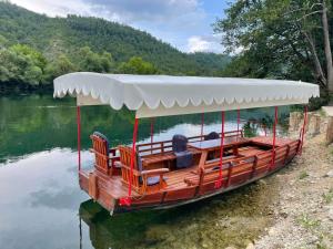 un barco con sillas sobre el agua en un lago en Villa Lux, en Bosanska Krupa