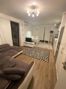 ein Wohnzimmer mit Sofa und Tisch in der Unterkunft Family Time Apartment Mamaia Nord in Mamaia Nord – Năvodari