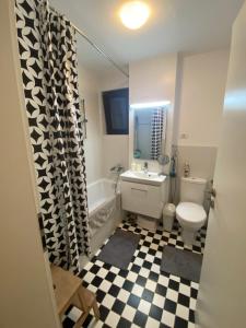 ママイア・ノルドにあるFamily Time Apartment Mamaia Nordのバスルーム(トイレ、洗面台、バスタブ付)