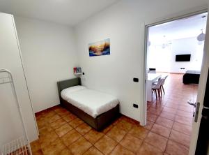 Appartamento in piazza CAVOUR centro storico Rimini في ريميني: غرفة نوم مع سرير وغرفة طعام