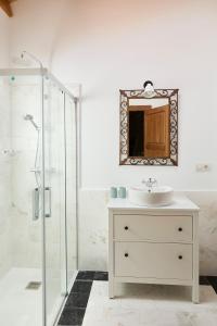y baño con lavabo y espejo. en Los Apartamentos del Palacio en Casalarreina