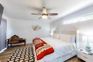ein Schlafzimmer mit Bett und Deckenventilator in der Unterkunft Ghost Hole View in Bay City