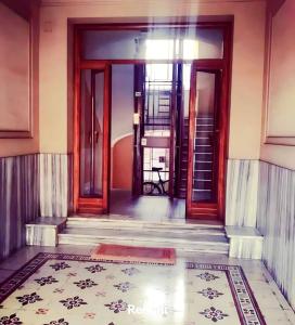 un couloir vide avec des portes et un tapis dans l'établissement BLUE INN APARTMENT APPIO LATINO, à Rome