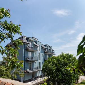 un edificio de apartamentos con balcones y árboles en Villa Lеvandi, en Sinemorets
