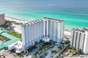 una vista aérea de un hotel en la playa en Pelican Beach Resort 2003 en Destin