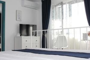 a bedroom with a bed and a window with a chair at Vila Selina in Eşelniţa