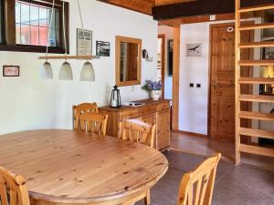 AnnerstadにあるHoliday home ANNESTAD IIのキッチン、ダイニングルーム(木製のテーブルと椅子付)