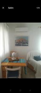 een slaapkamer met een bureau, een bed en een tafel bij Acogedora casa con piscina in Torrevieja