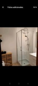een badkamer met een douche en een wastafel bij Acogedora casa con piscina in Torrevieja