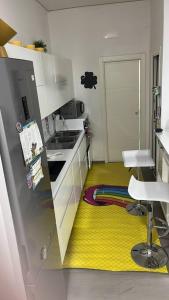 eine Küche mit Kühlschrank und gelbem Boden in der Unterkunft Napoli, Casa di Jo appartamento al Vomero in Neapel
