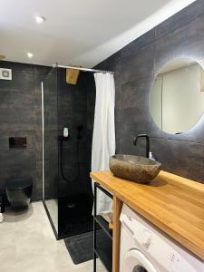 W łazience znajduje się umywalka i prysznic. w obiekcie Duplex La Tour w mieście Saint-Étienne-de-Tinée