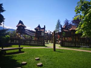 - un parc avec une aire de jeux avec une piste de roller dans l'établissement Apartament Liliowa Przełęcz, à Zakopane