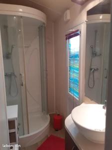 een badkamer met een douche, een wastafel en een bad bij camping bonneval in Jaujac