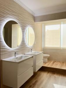 La salle de bains est pourvue de 2 lavabos et d'un miroir. dans l'établissement Piso en Puerto de Altea, à Altea