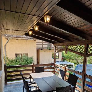 un patio con mesa y sillas en una terraza en Casa Miruna & Noris, en Bran