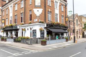 een gebouw op de hoek van een straat bij The Hearth of Westminster in Londen