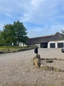 een weg met een zwarte doos aan de zijkant van een gebouw bij Baekgaarden 3 rooms Apartment - old farm house in Odense +9 foto's