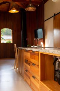 a kitchen with a sink and a counter at Jardim das Pipas in Garibaldi