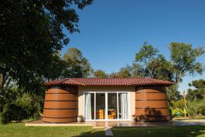 a small house with a red roof at Jardim das Pipas in Garibaldi
