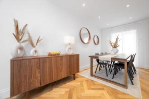 een eetkamer met een tafel en stoelen en een eetkamer bij The Hearth of Westminster in Londen