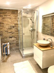 La salle de bains est pourvue d'une douche et d'un lavabo. dans l'établissement Apartment Deluxe with Garden Rapperswil-Jona, à Jona