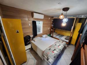 a small room with a bed and a small room with a bed sqor at Vila Rock Hostel - próximo Allianz Parque, Vila Madalena, Av Paulista, Hospital das Clínicas INCOR FMUSP in São Paulo
