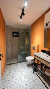 uma casa de banho com um WC, um lavatório e um chuveiro em OYARC SAPANCA VILLA / BUNGALOW em Sakarya